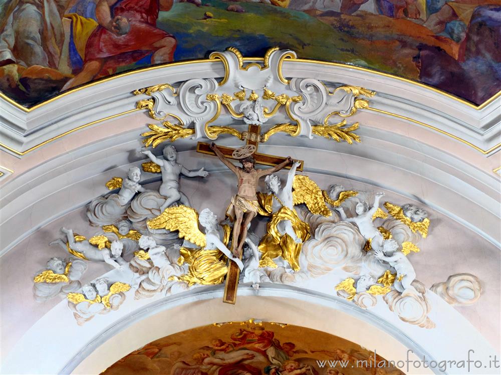 Canzo (Como) - Decorazioni a stucco all'apice dell'arco trionfale della Basilica di Santo Stefano